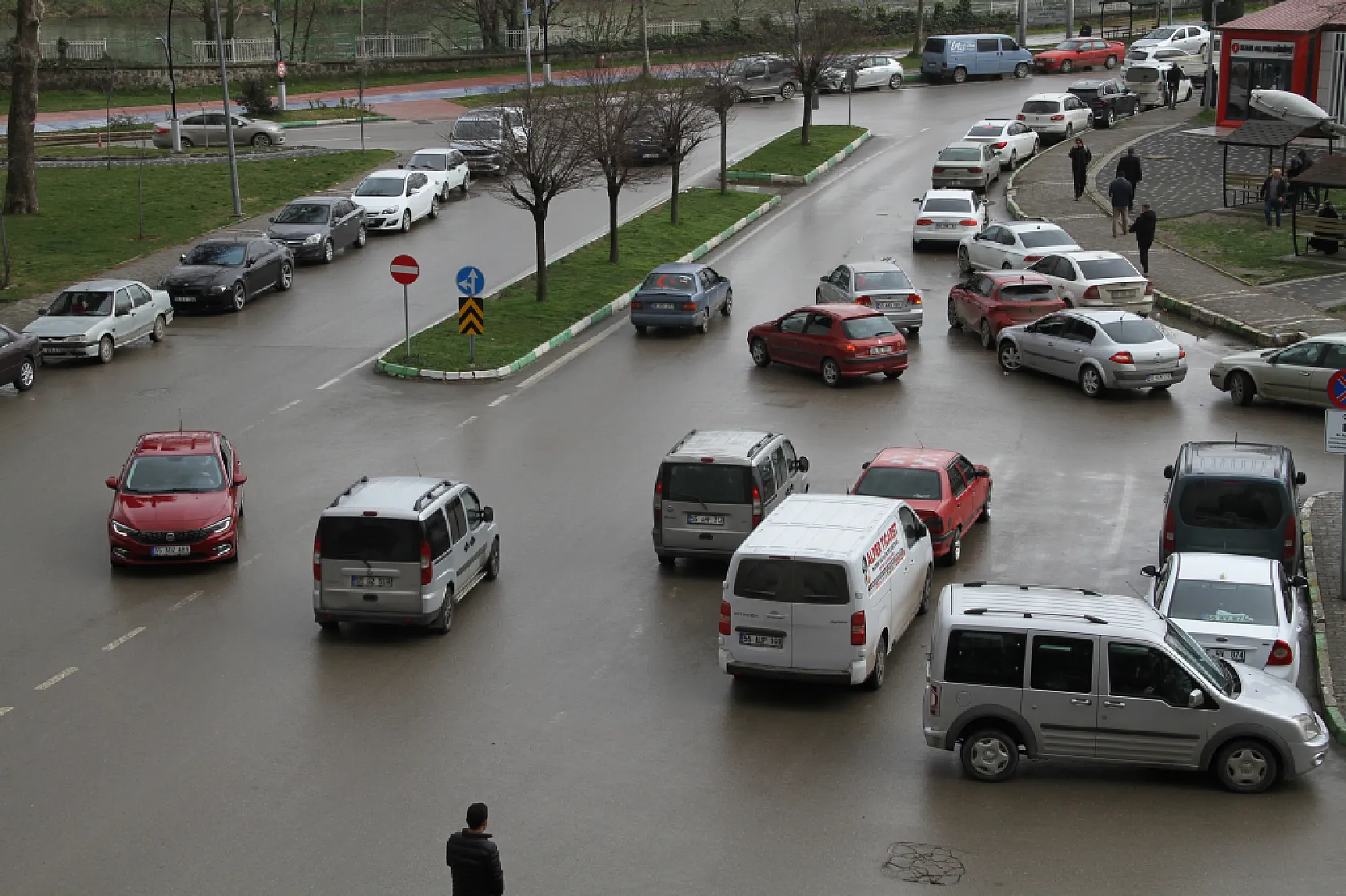 Bayram bitti: Çarşamba'da yoğunluk bitmedi!