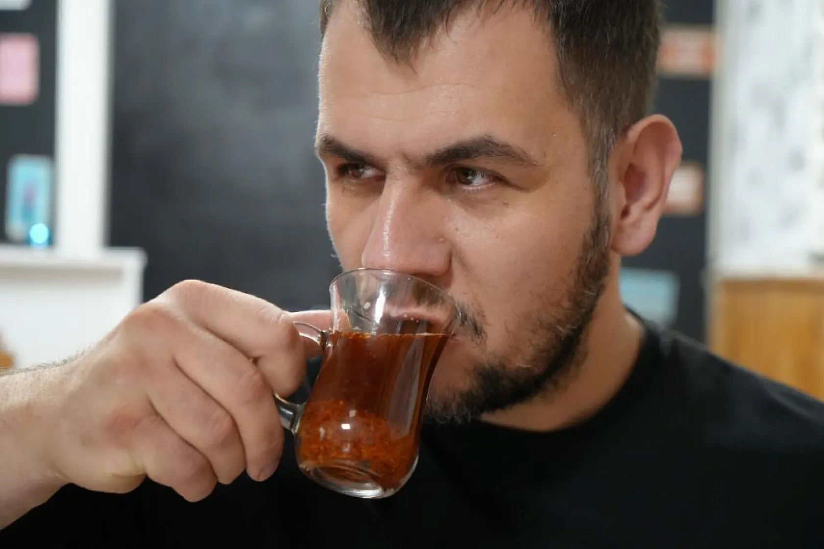 Acısız yaşayamıyor: Çayına bile pul biber atıyor