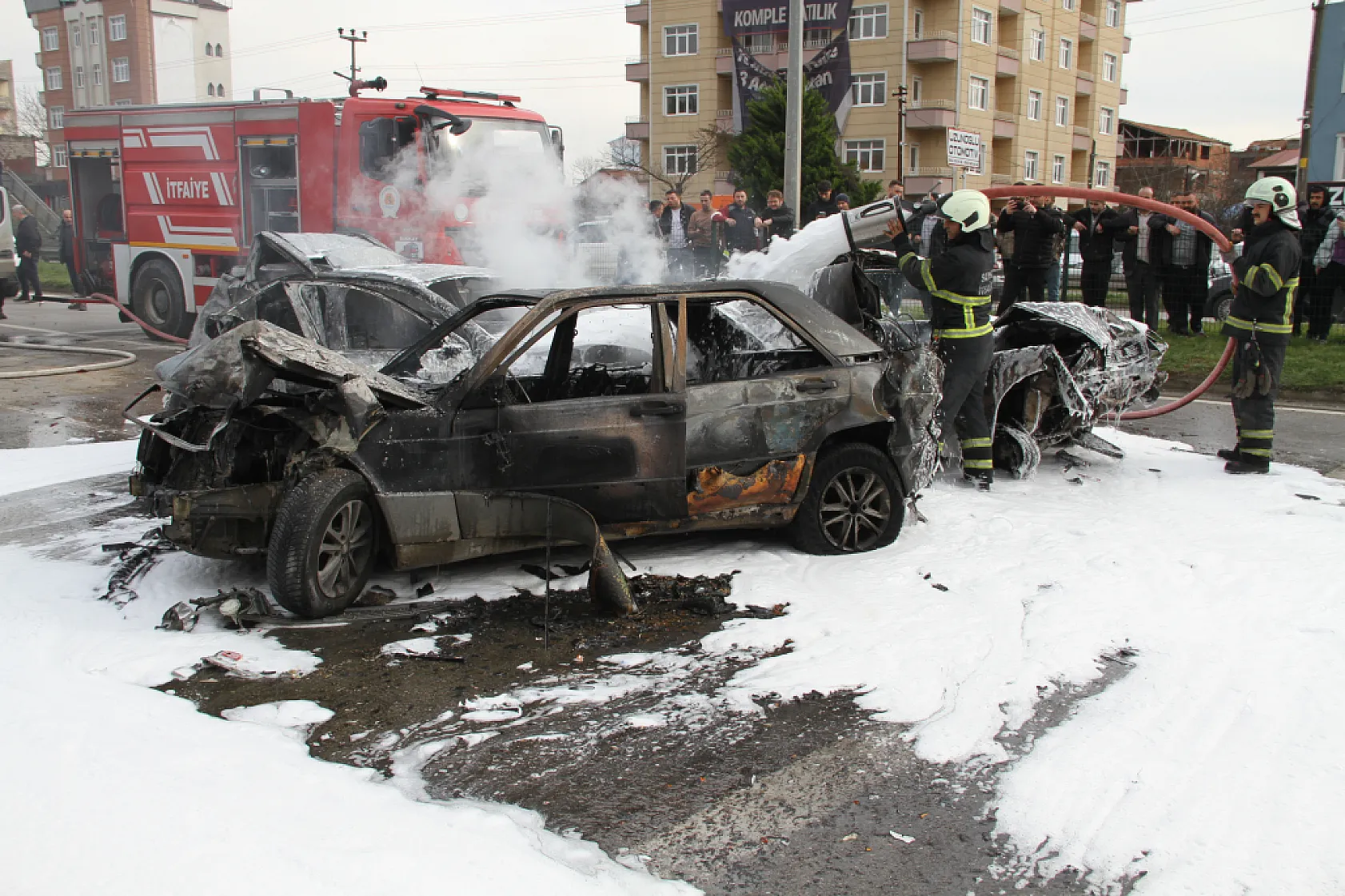 Çarşamba'da 6 araçlı zincirleme kaza: 3 araç yandı, 4 yaralı