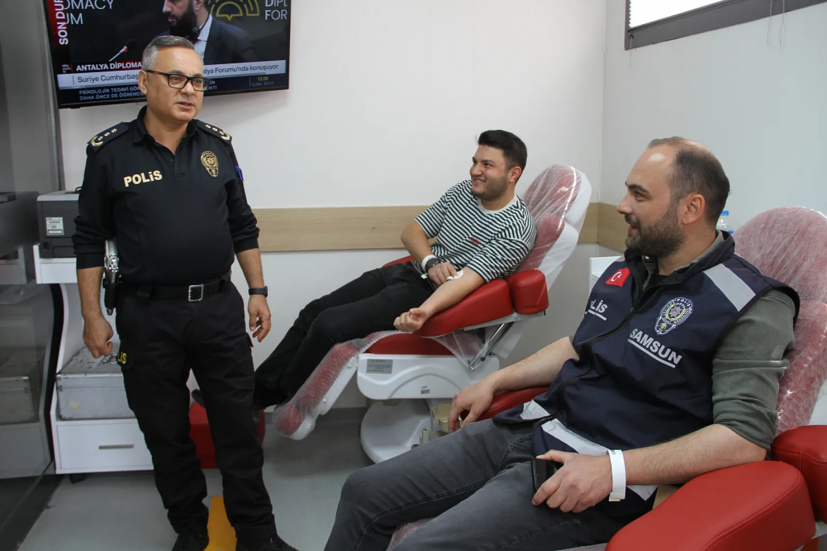 Polislerden Kızılay'a 'can' bağışı!