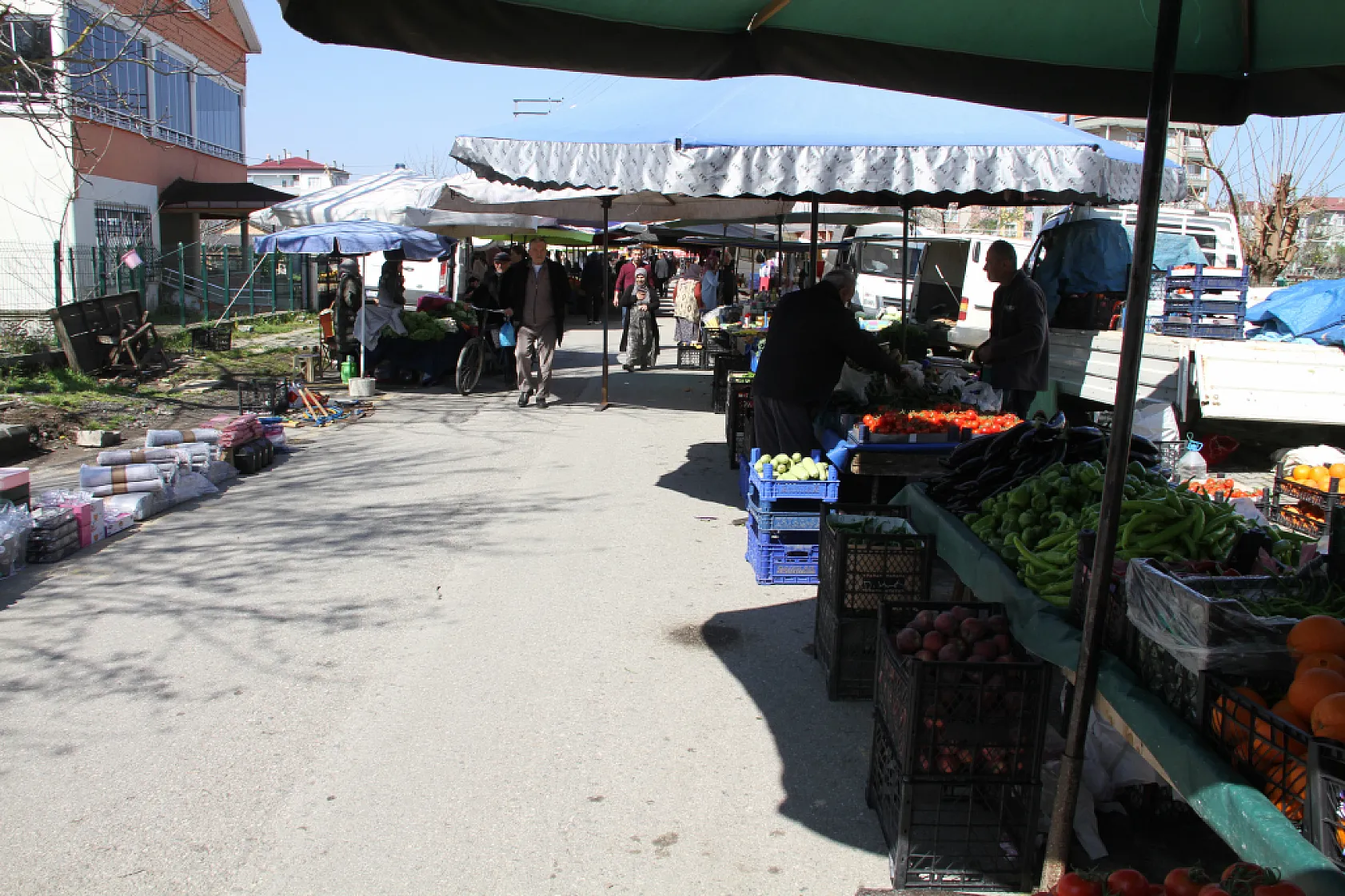Dikbıyık Cuma Pazarı'nda fiyatlar cep yakıyor