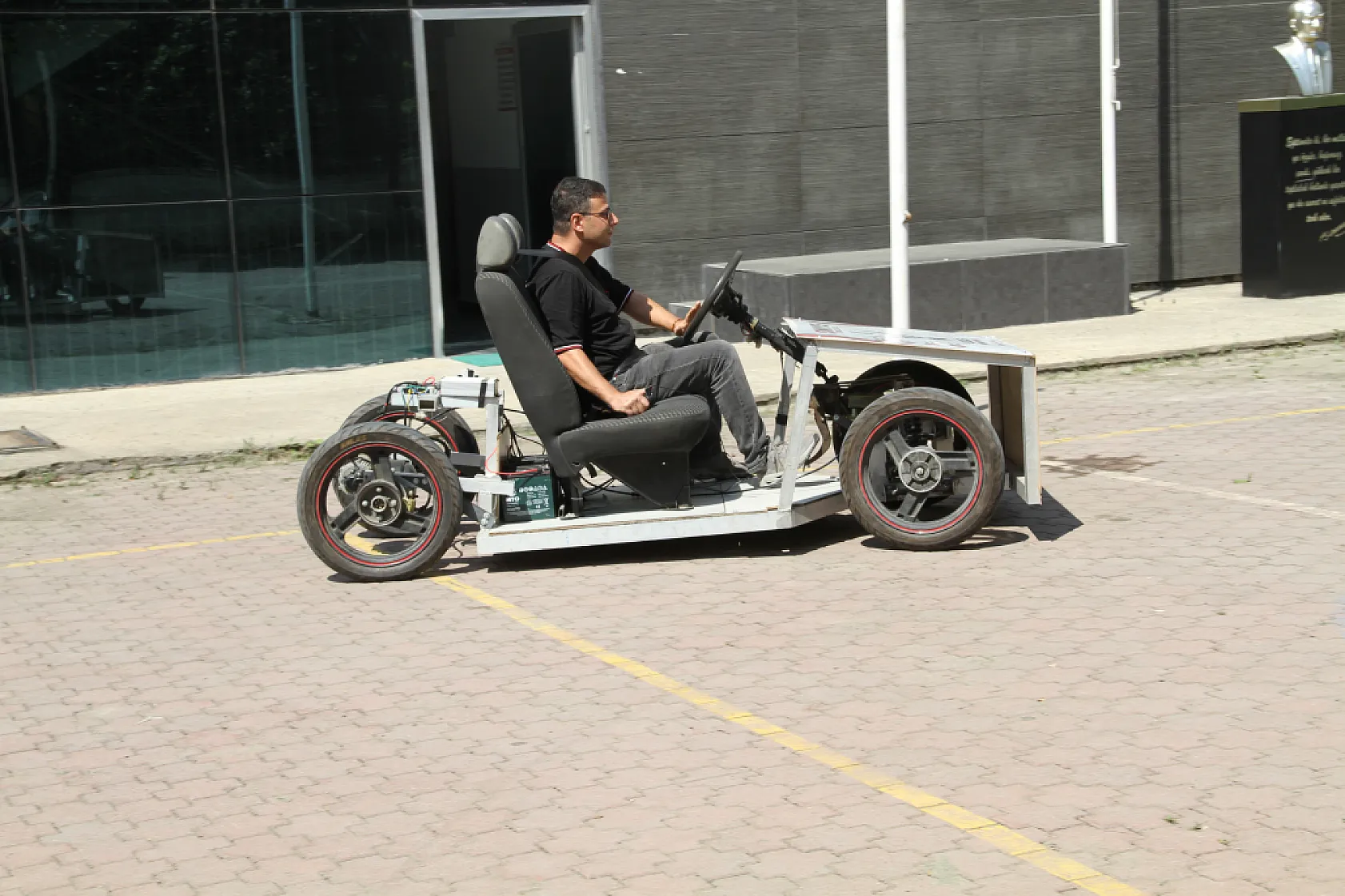 Samsun Çarşamba'da öğrenciler hurda malzemelerden elektrikli araç üretti