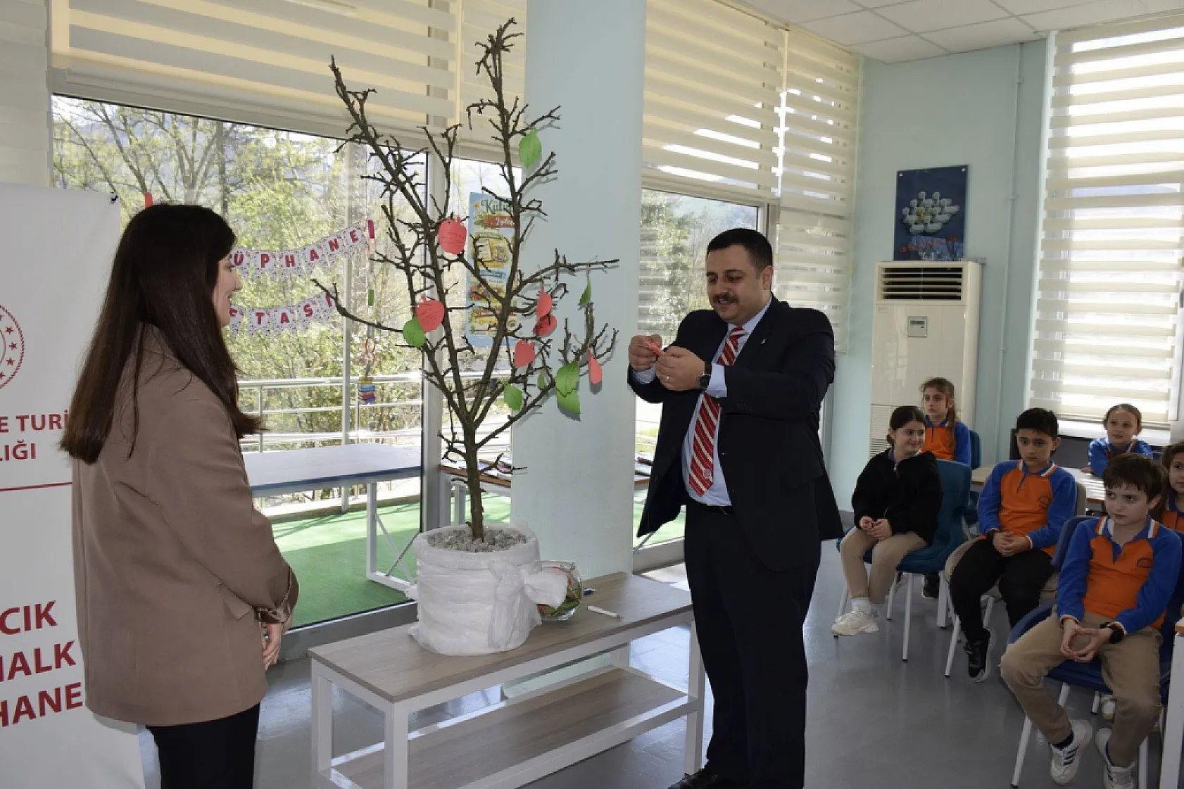 Ayvacık'ta 'Kütüphane Haftası' coşkusu: Öğrencilerden 'Duygu Ağacı' etkinliği