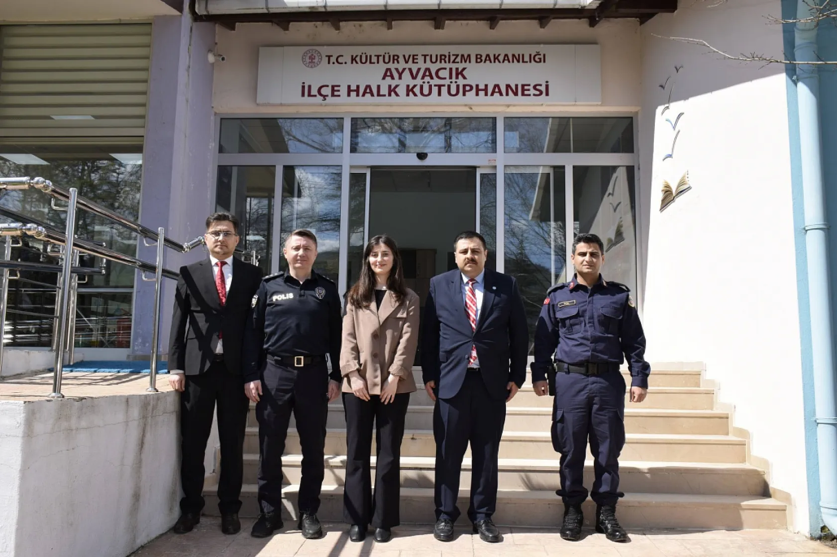 Ayvacık'ta 'Kütüphane Haftası' coşkusu: Öğrencilerden 'Duygu Ağacı' etkinliği