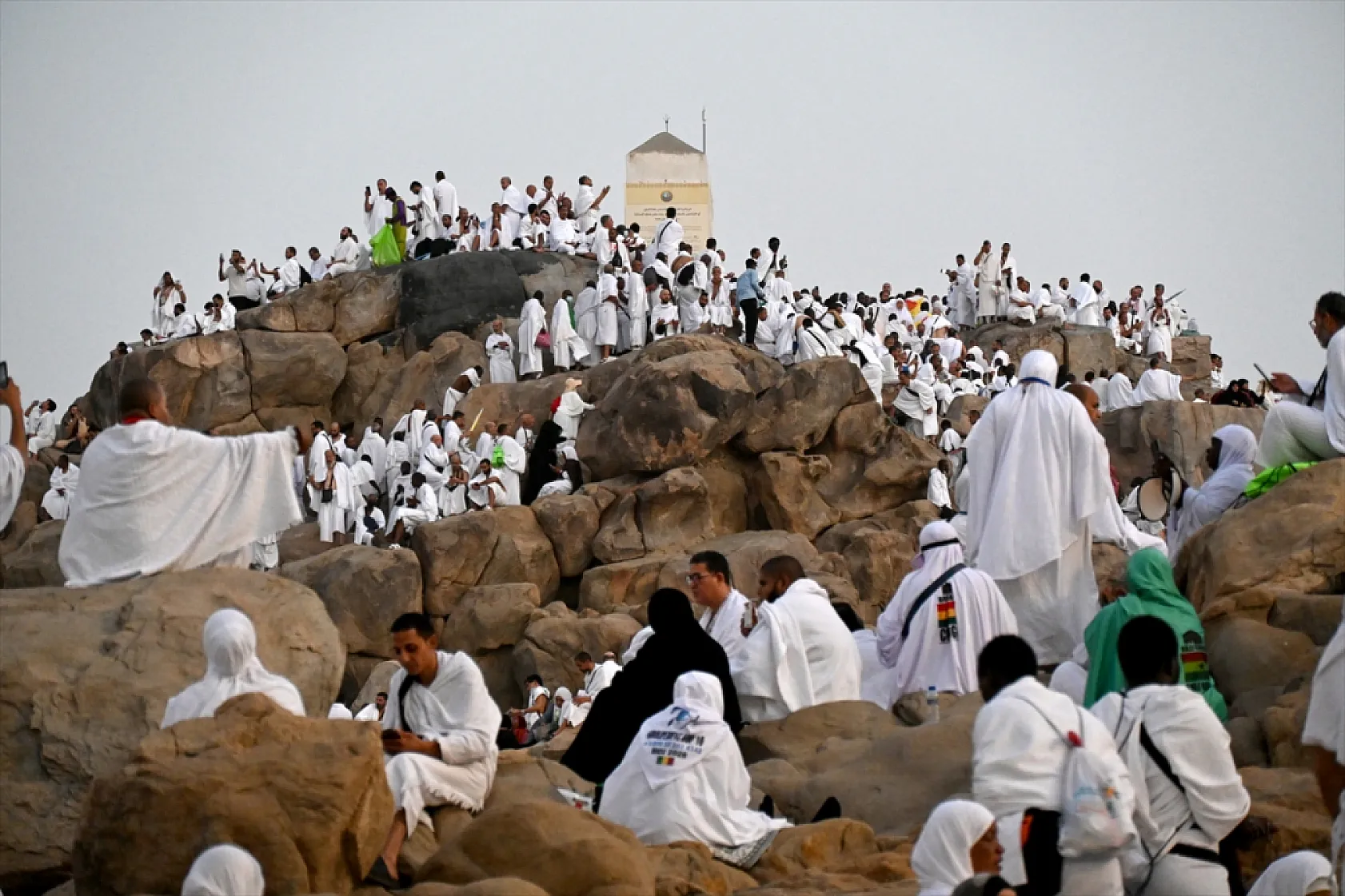 Hacı adayları Arafat'ta vakfe için toplandı