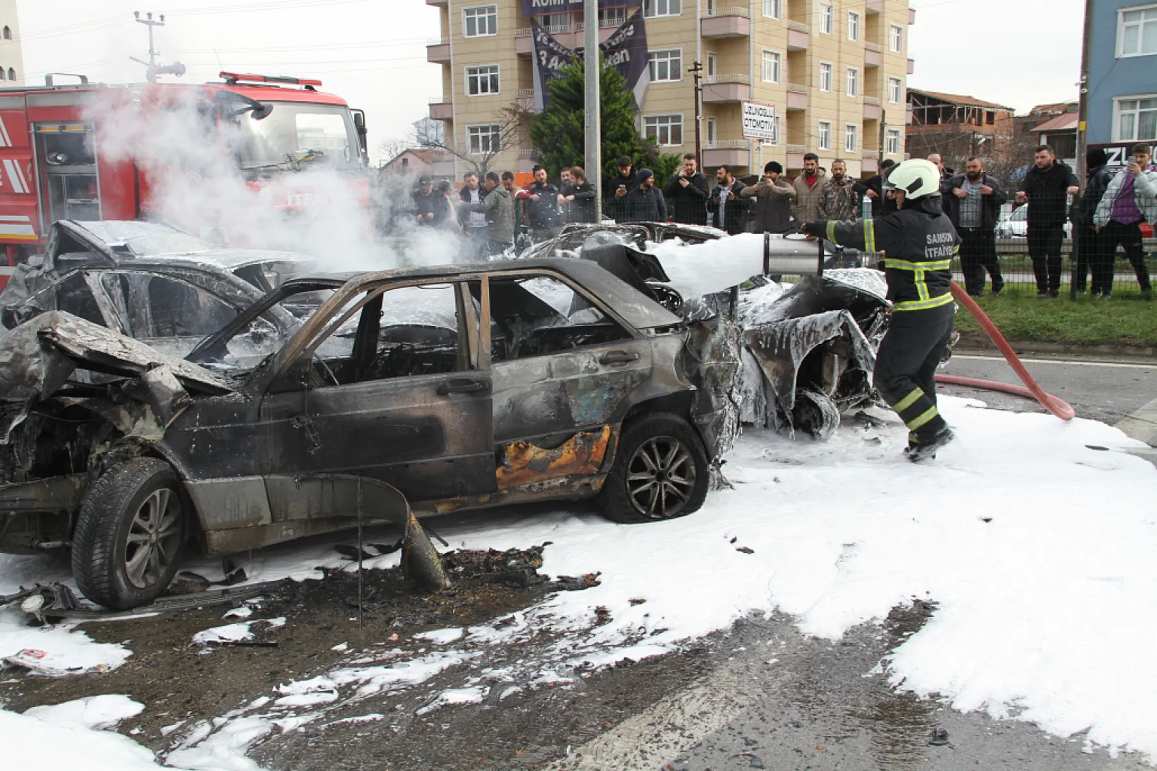 Çarşamba'da 6 araçlı zincirleme kaza: 3 araç yandı, 4 yaralı