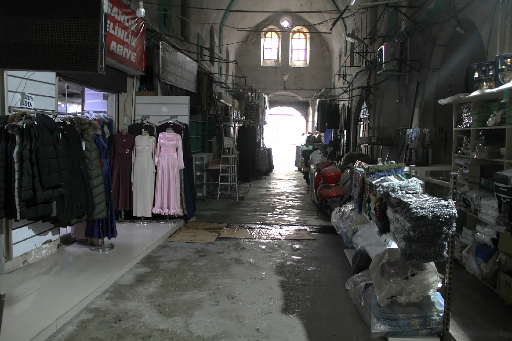 200 yıllık bedesten zamana direniyor