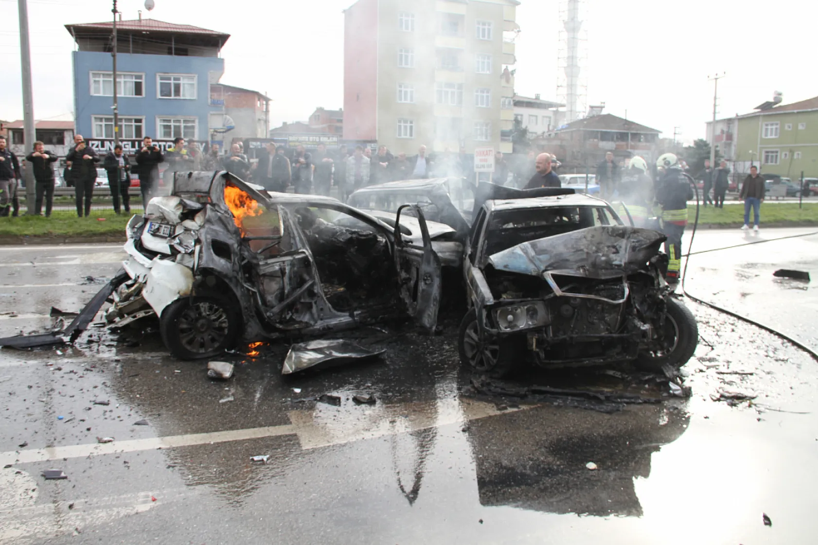 Çarşamba'da 6 araçlı zincirleme kaza: 3 araç yandı, 4 yaralı