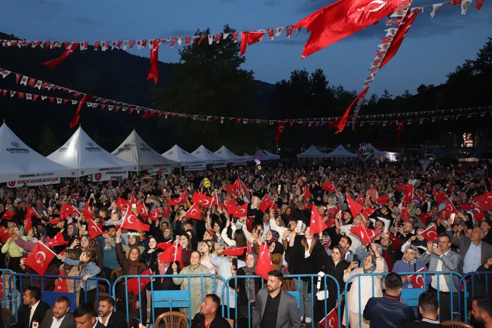 Kağıt ve Yıldızdoğan büyüledi