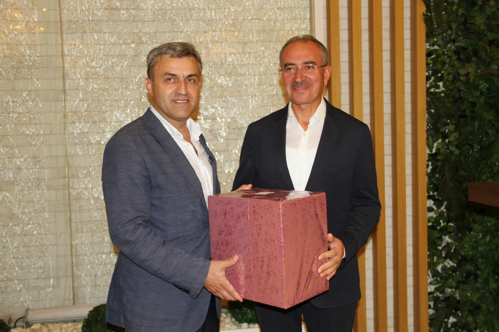 Müdür Barik ve Komiser Aydın'a veda yemeği