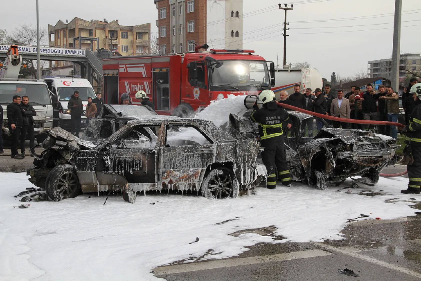Çarşamba'da 6 araçlı zincirleme kaza: 3 araç yandı, 4 yaralı
