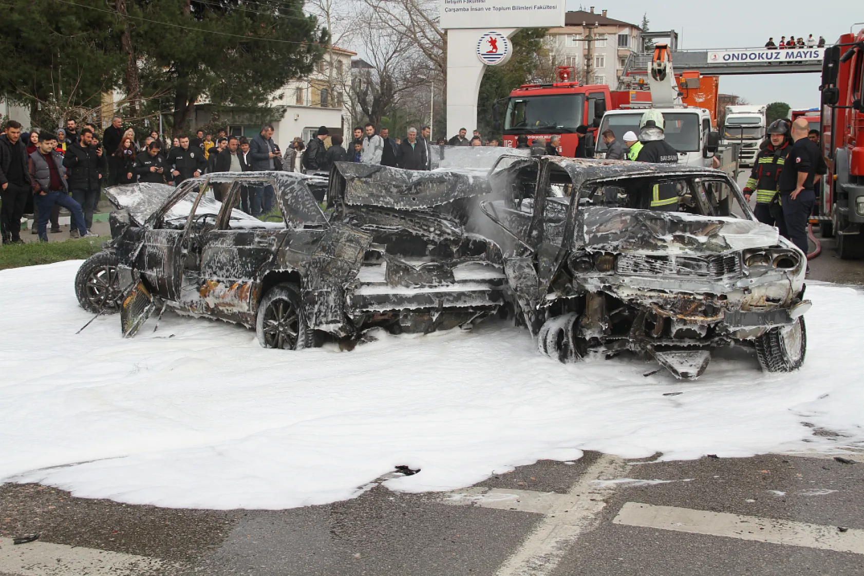Çarşamba'da 6 araçlı zincirleme kaza: 3 araç yandı, 4 yaralı