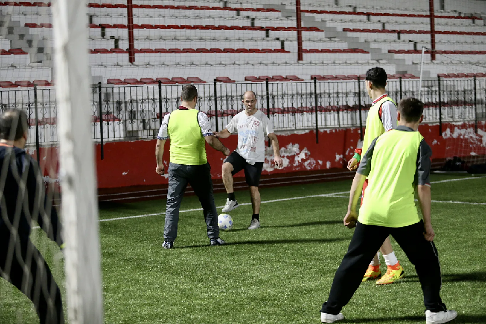 Denetimli serbestlik personeli çocuklarla halı sahada buluştu