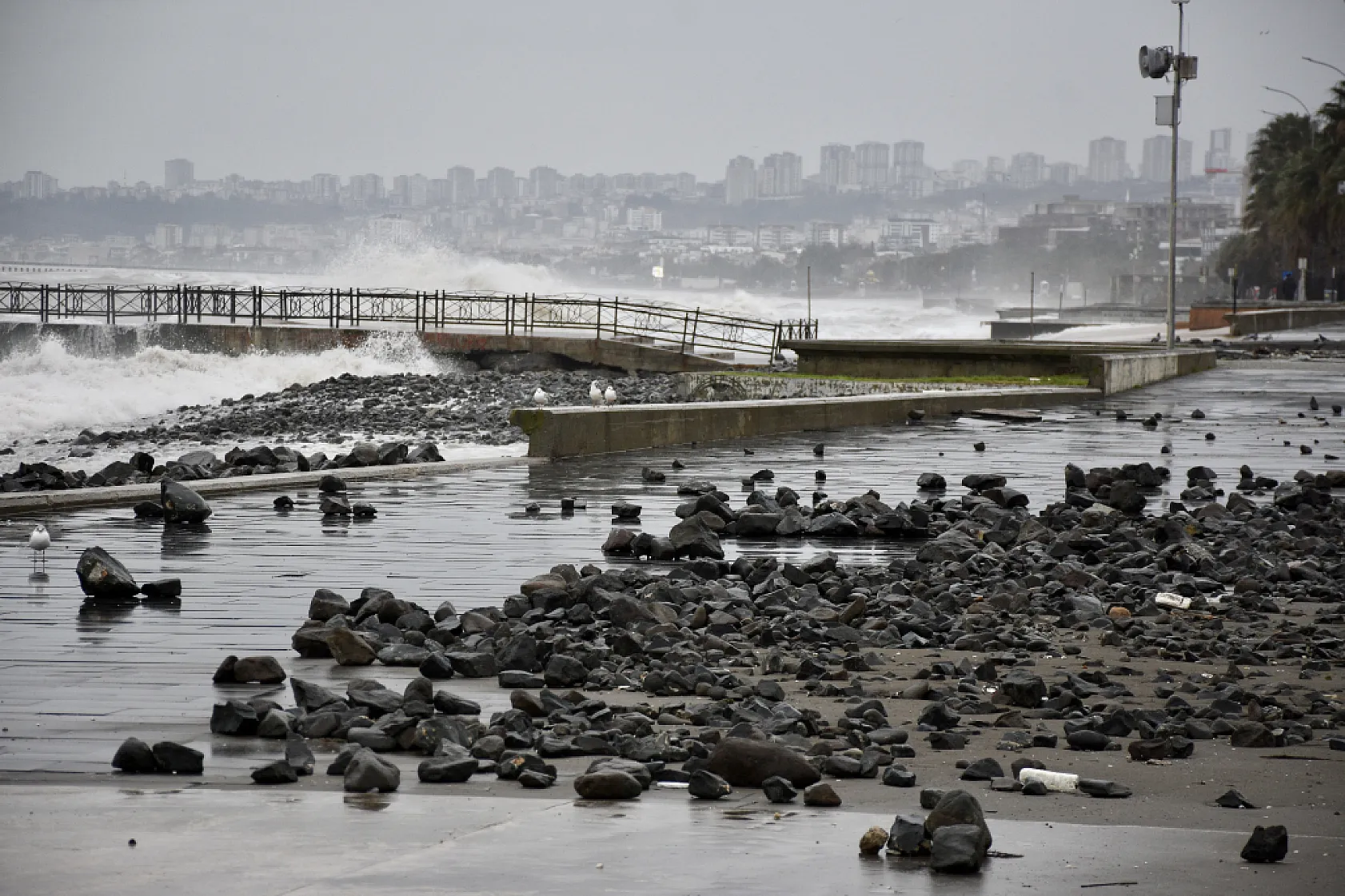 Samsun'da fırtınanın bilançosu ağır! Beton bariyerler kağıt gibi dağıldı!
