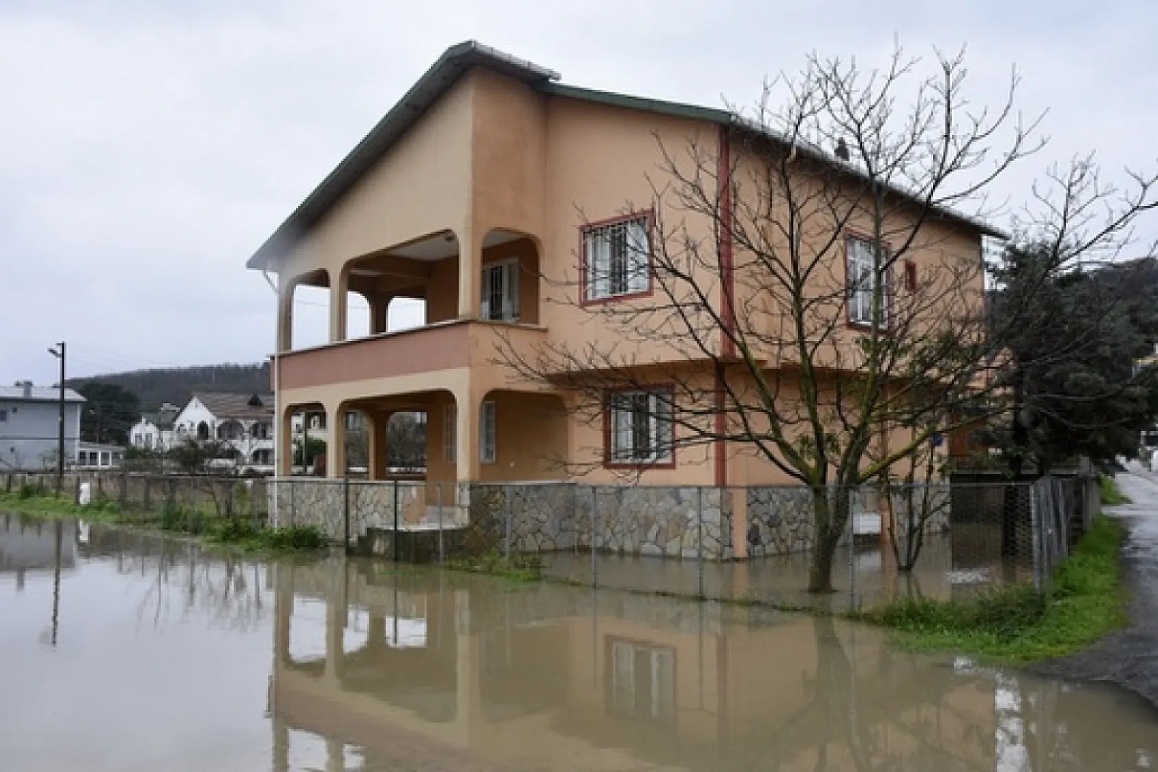 Samsun'da fırtınanın bilançosu ağır! Beton bariyerler kağıt gibi dağıldı!