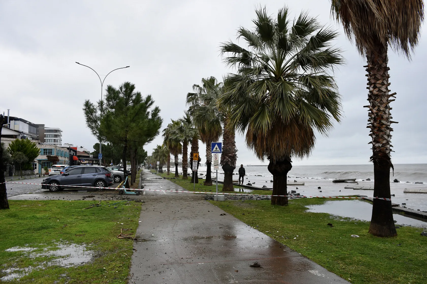 Samsun'da fırtınanın bilançosu ağır! Beton bariyerler kağıt gibi dağıldı!