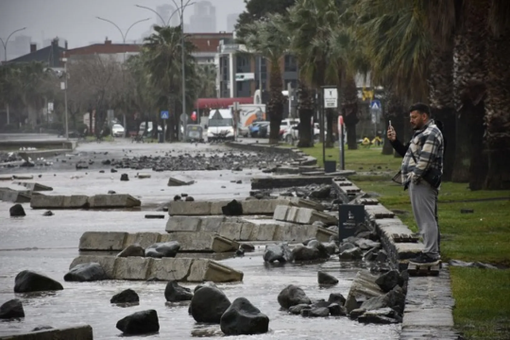 Samsun'da fırtınanın bilançosu ağır! Beton bariyerler kağıt gibi dağıldı!