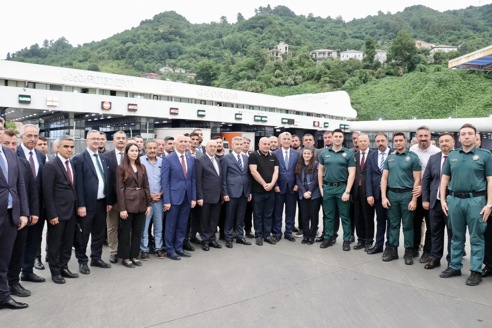 Ticaret Bakanı Bolat'tan Sarp Gümrük Kapısı'nda İnceleme