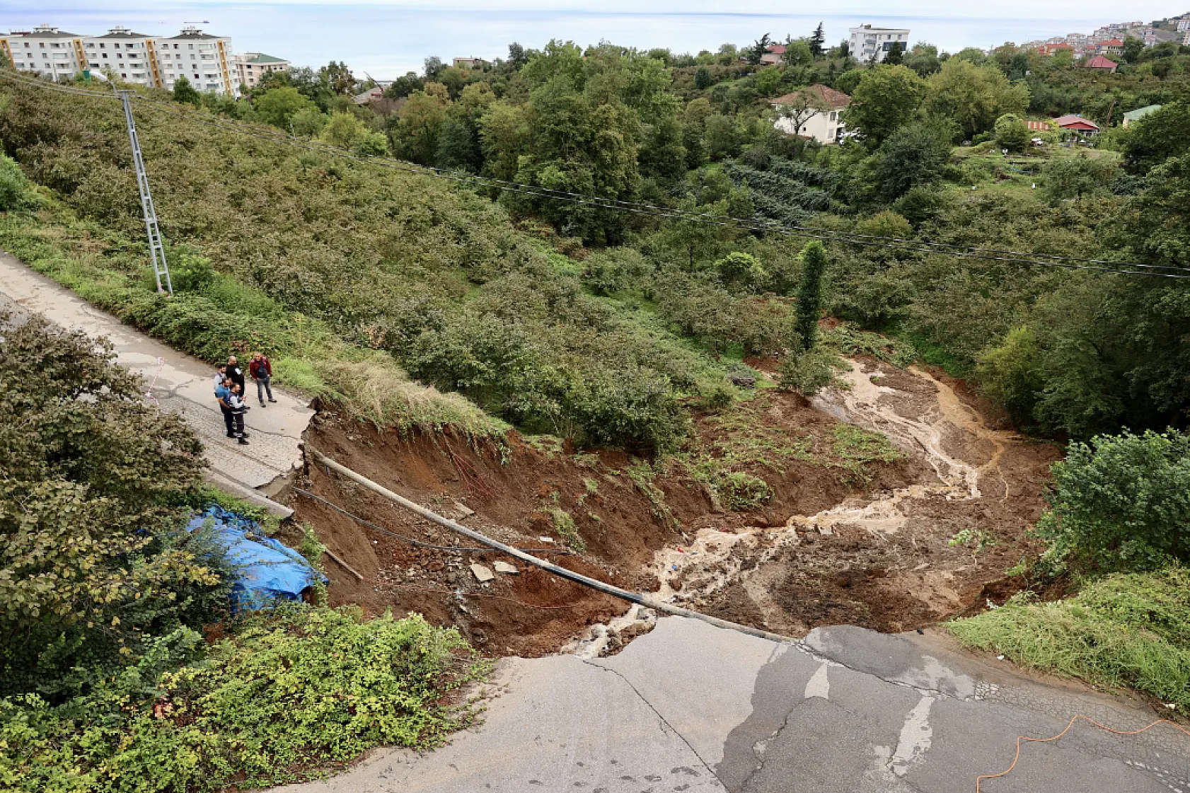 Trabzon'da toprak kayması sonucu çöken yola otomobil devrildi: 2 yaralı
