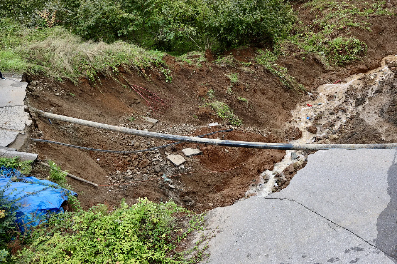 Trabzon'da toprak kayması sonucu çöken yola otomobil devrildi: 2 yaralı