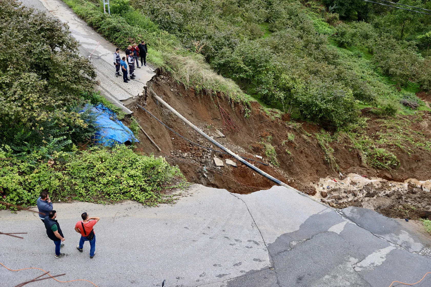 Trabzon'da toprak kayması sonucu çöken yola otomobil devrildi: 2 yaralı