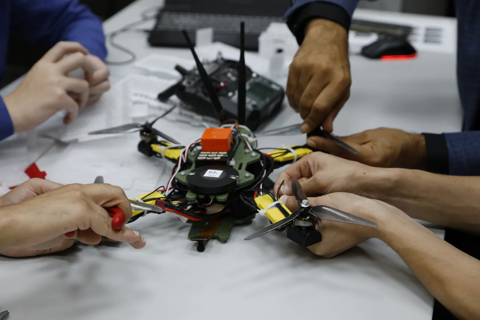 Elektrik hatlarını yapay zekalı İHA'lar denetleyecek