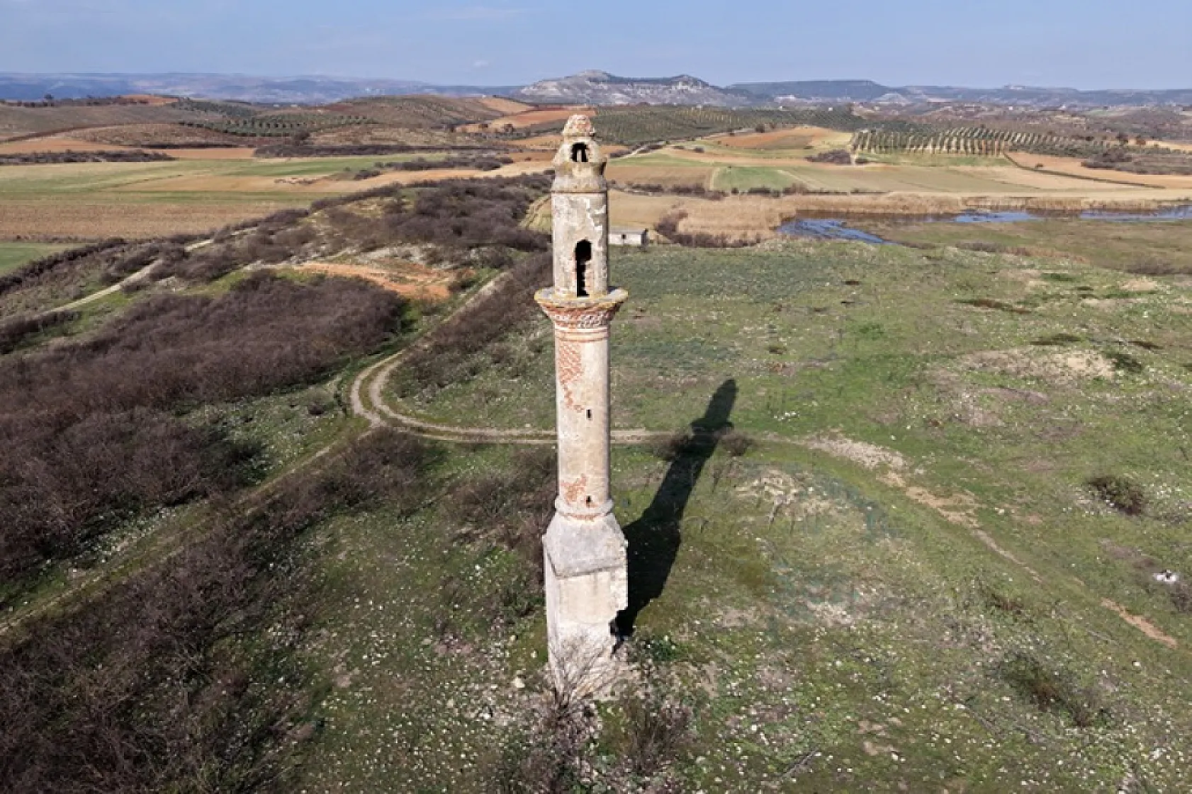 Suları çekilen Manisa'daki Demirköprü Barajı yosunla kaplandı