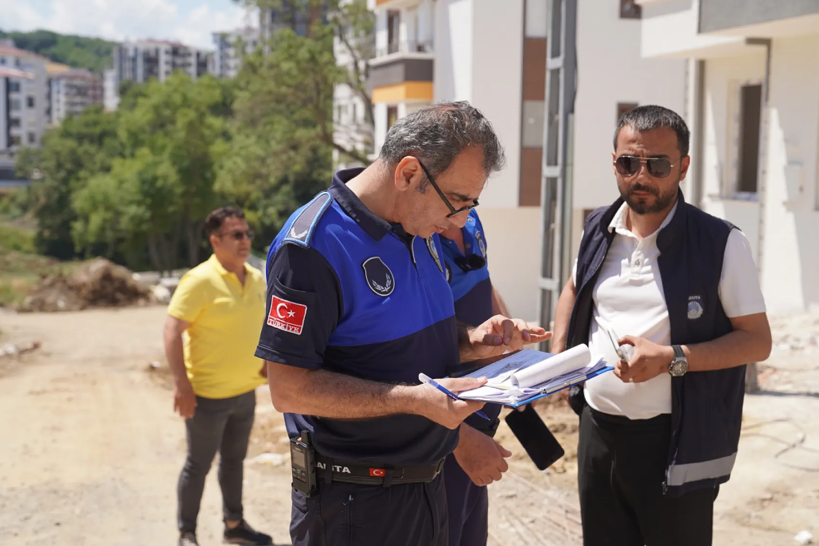 Atakum Zabıtası kurallara uymayan inşaat firmalarına göz açtırmıyor