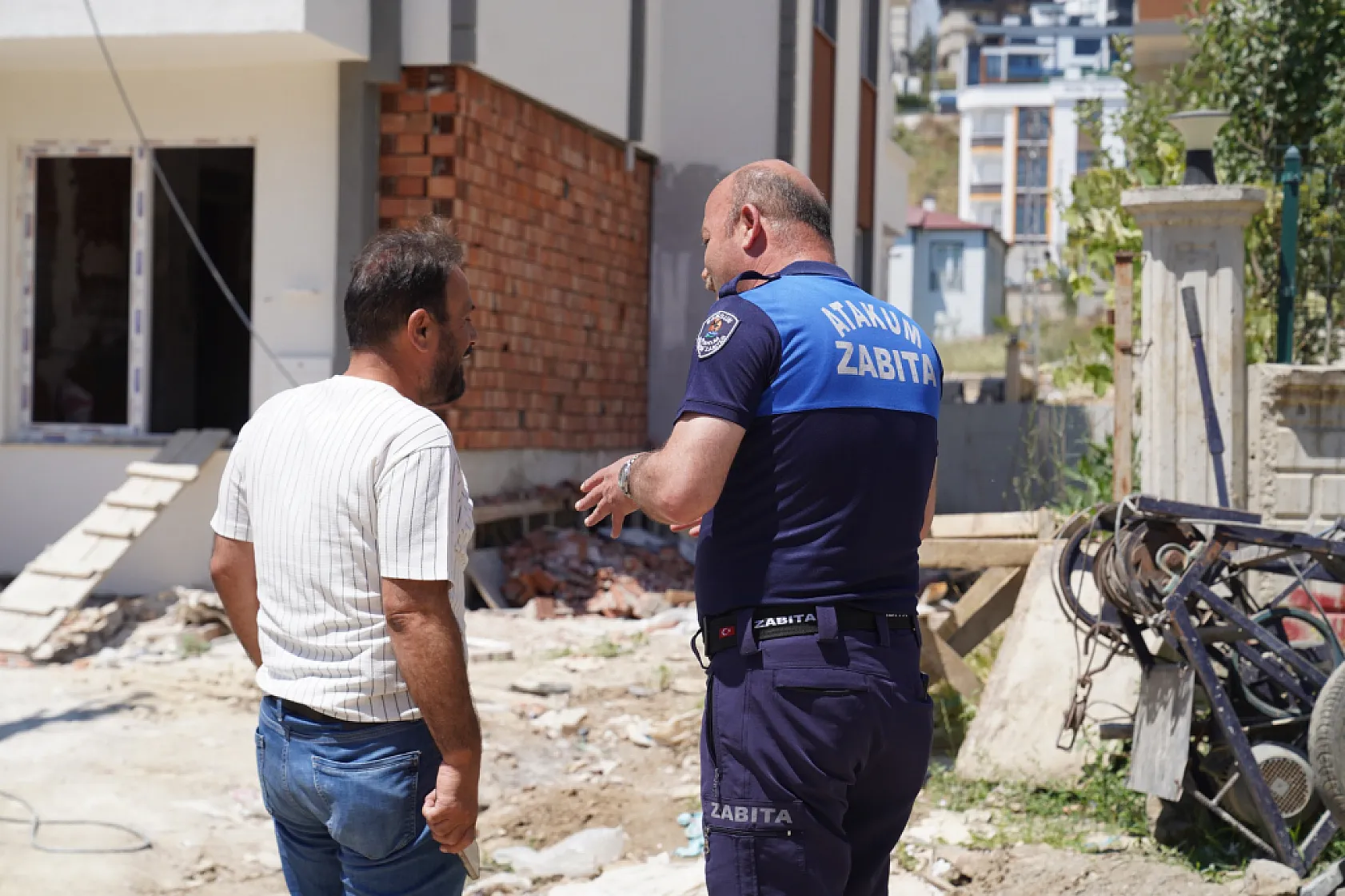 Atakum Zabıtası kurallara uymayan inşaat firmalarına göz açtırmıyor