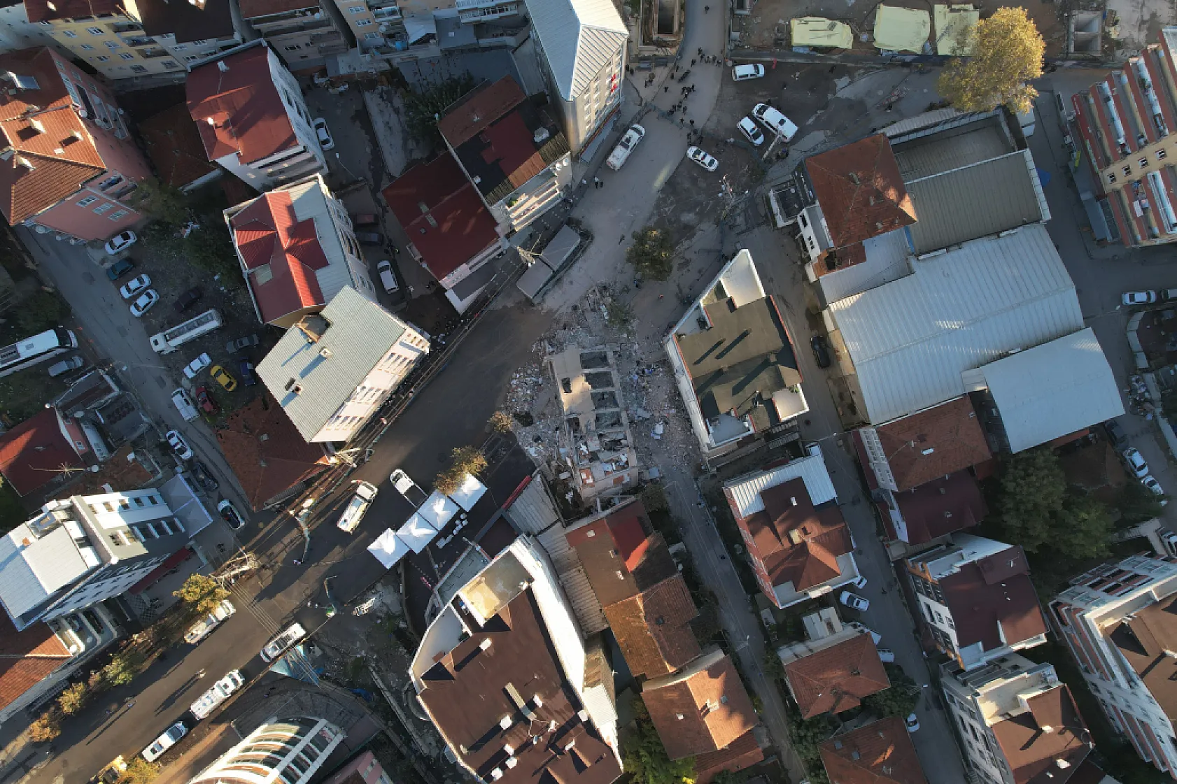 Kocaeli'de çöken bina 4 kişilik aileye mezar oldu