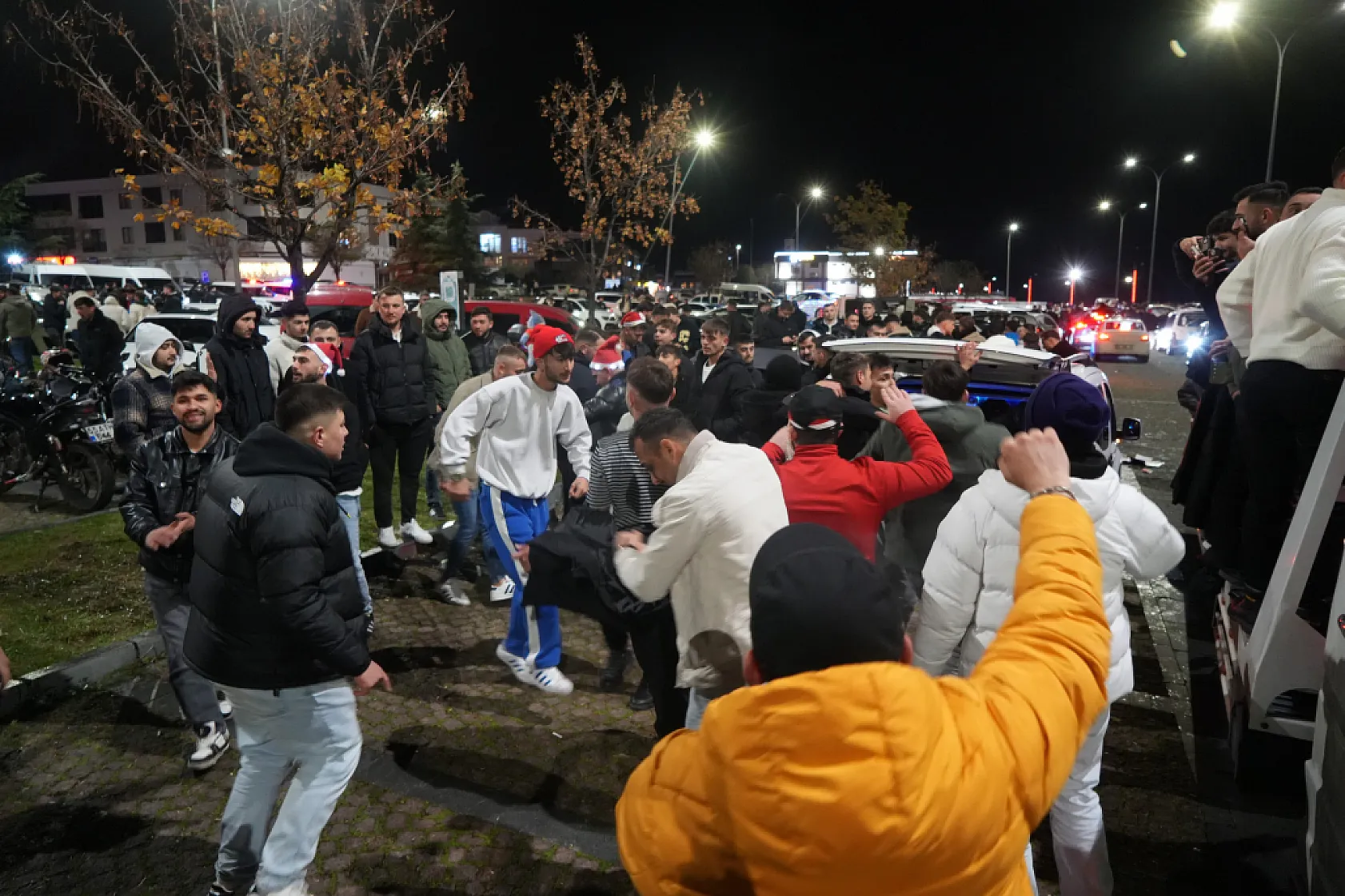 Samsun'da vatandaşlar yeni yıla meydanlarda girdi