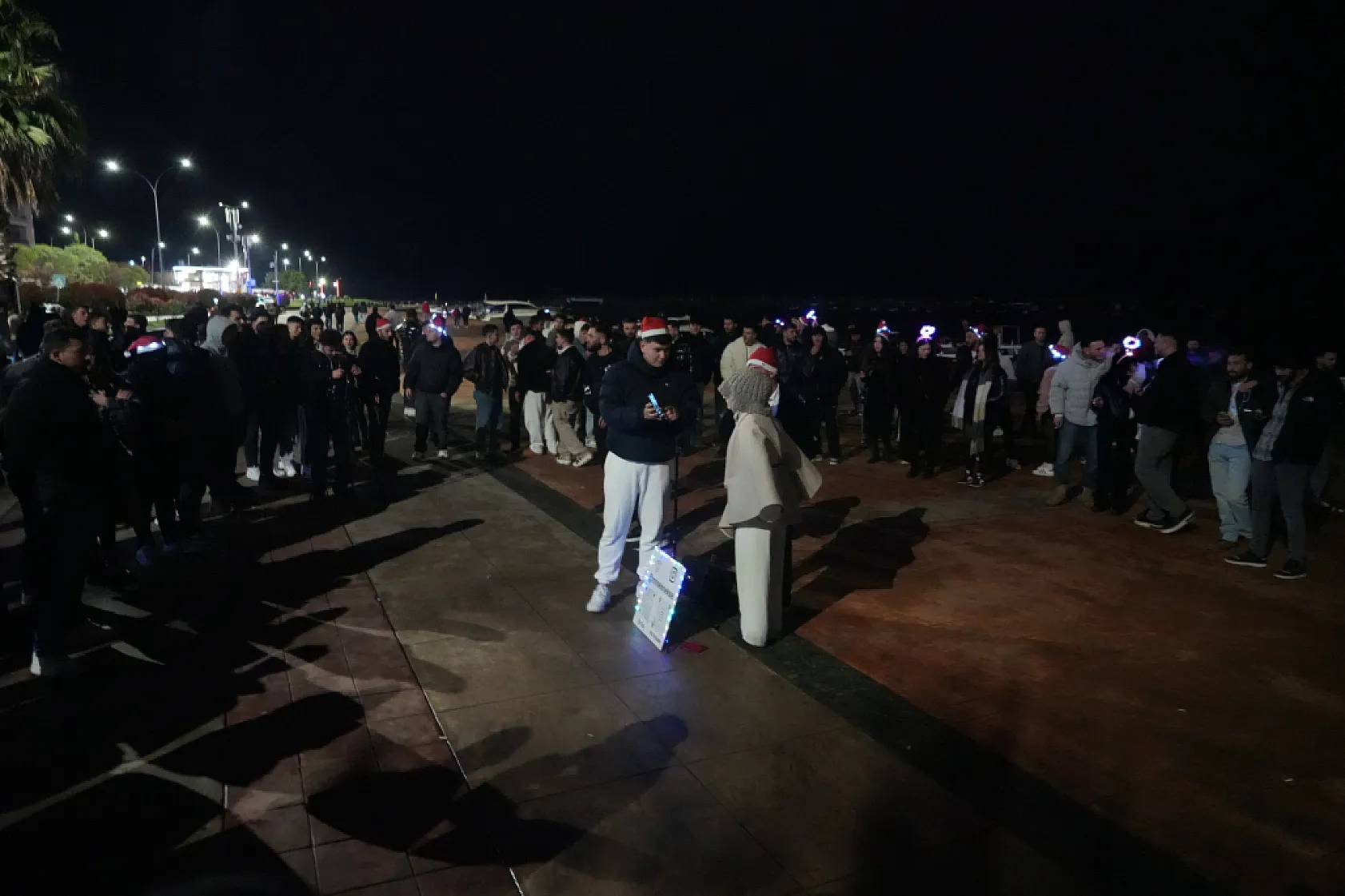 Samsun'da vatandaşlar yeni yıla meydanlarda girdi