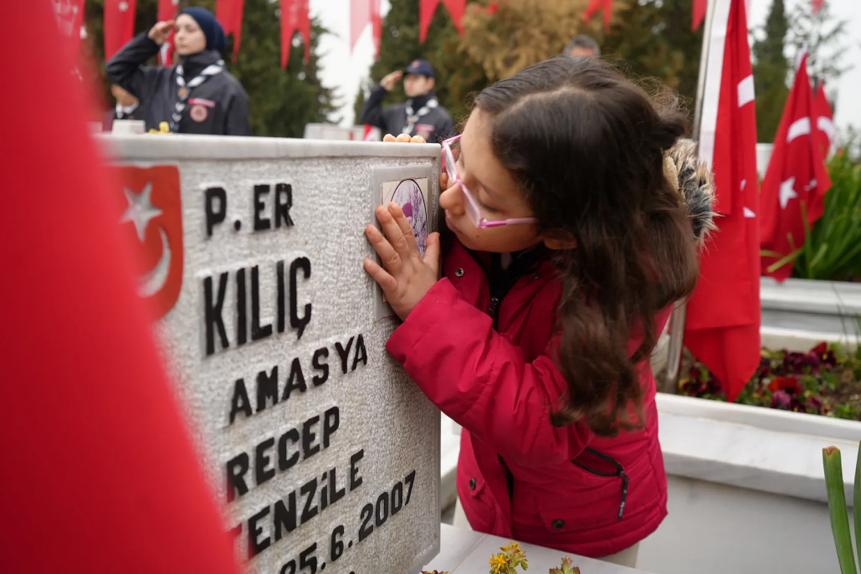 Şehitler Günü'nde yürek burkan an: 8 yaşındaki Elif'ten şehit dayısına öpücük