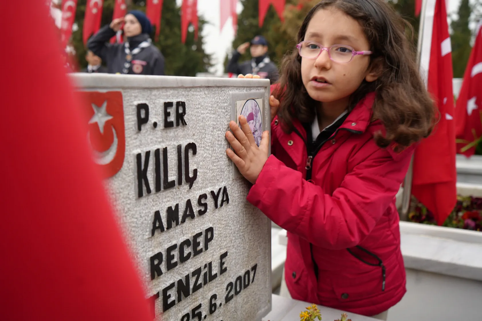 Şehitler Günü'nde yürek burkan an: 8 yaşındaki Elif'ten şehit dayısına öpücük