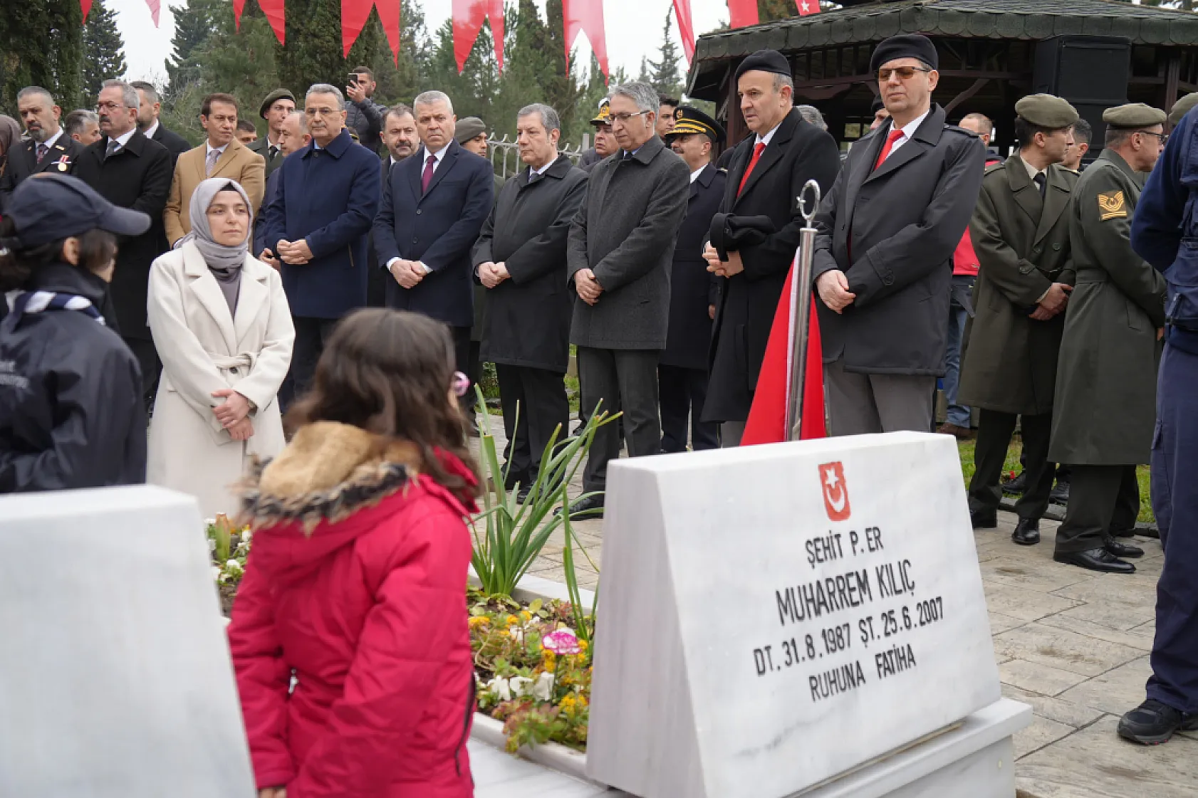 Şehitler Günü'nde yürek burkan an: 8 yaşındaki Elif'ten şehit dayısına öpücük