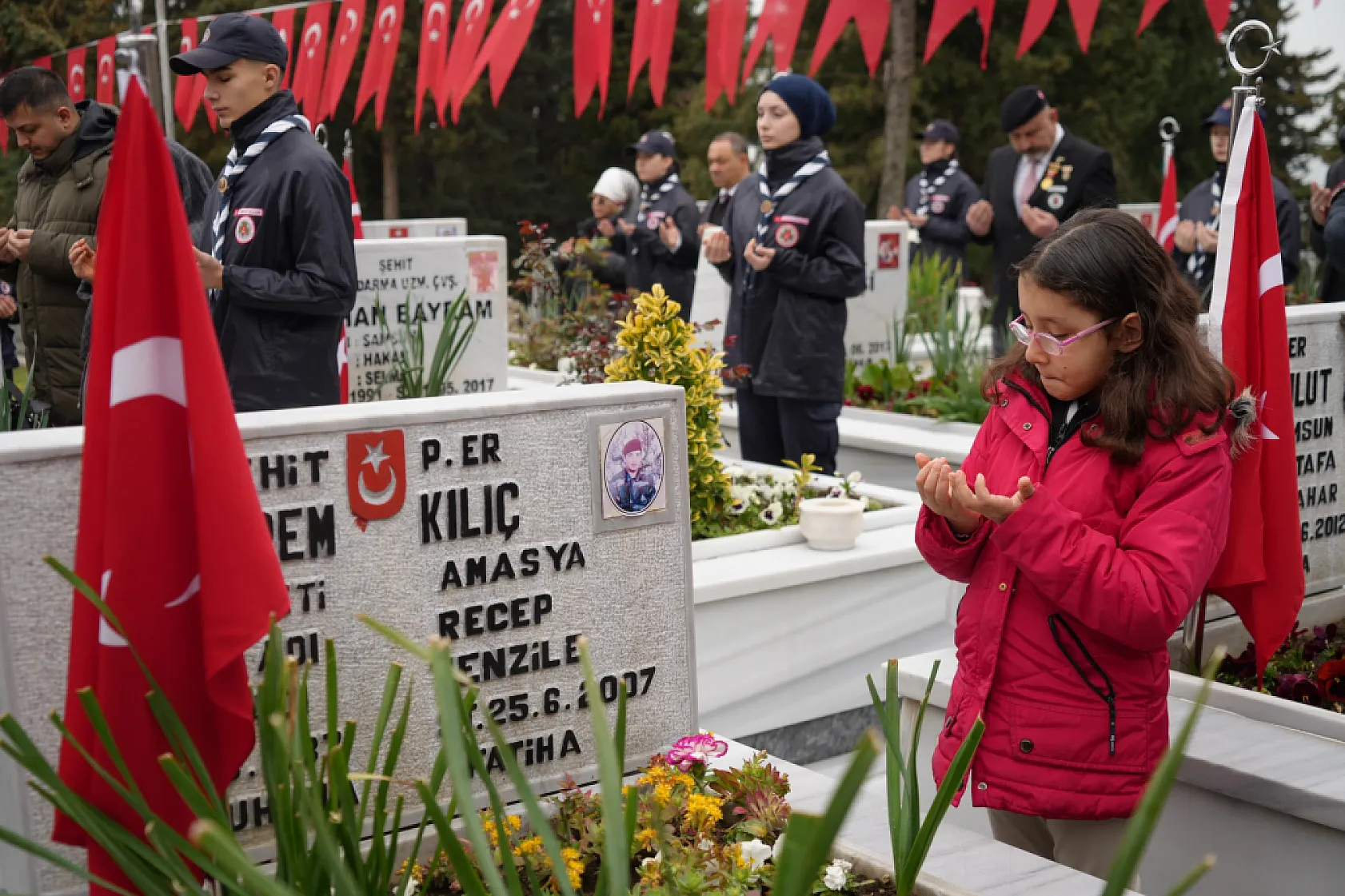 Şehitler Günü'nde yürek burkan an: 8 yaşındaki Elif'ten şehit dayısına öpücük