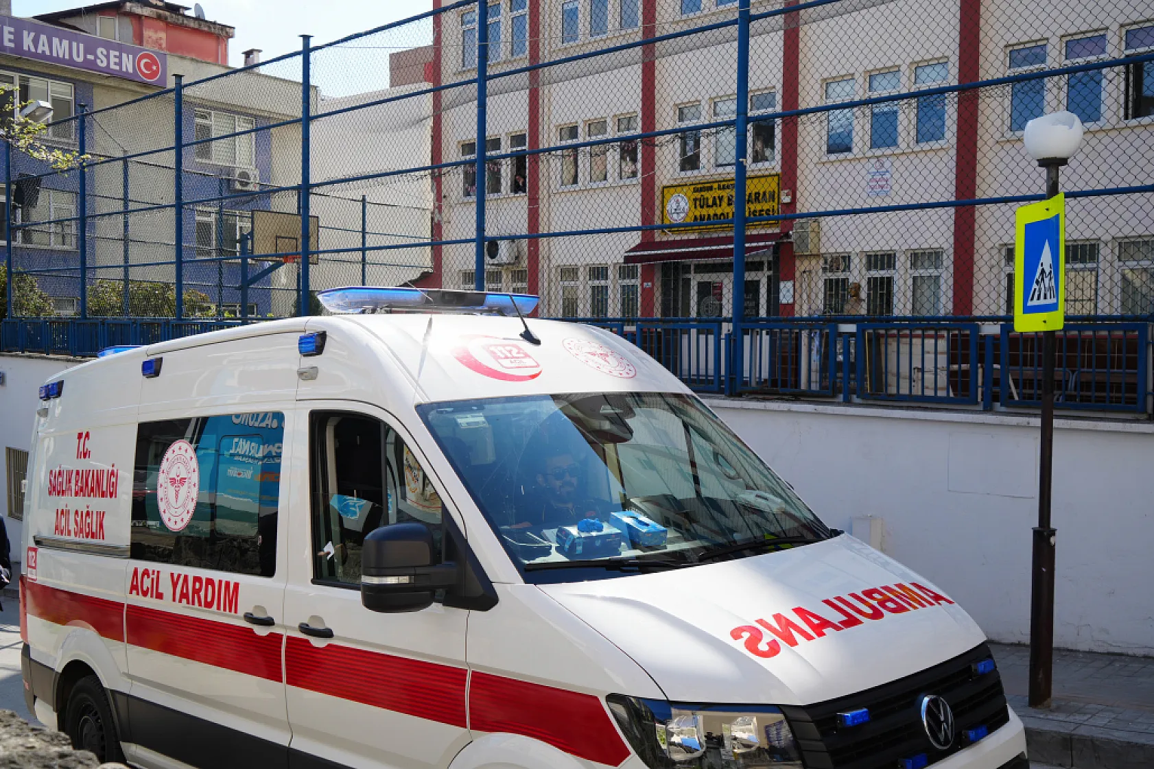 Okul önünde silahlı hesaplaşma: 2 kişi yaralandı