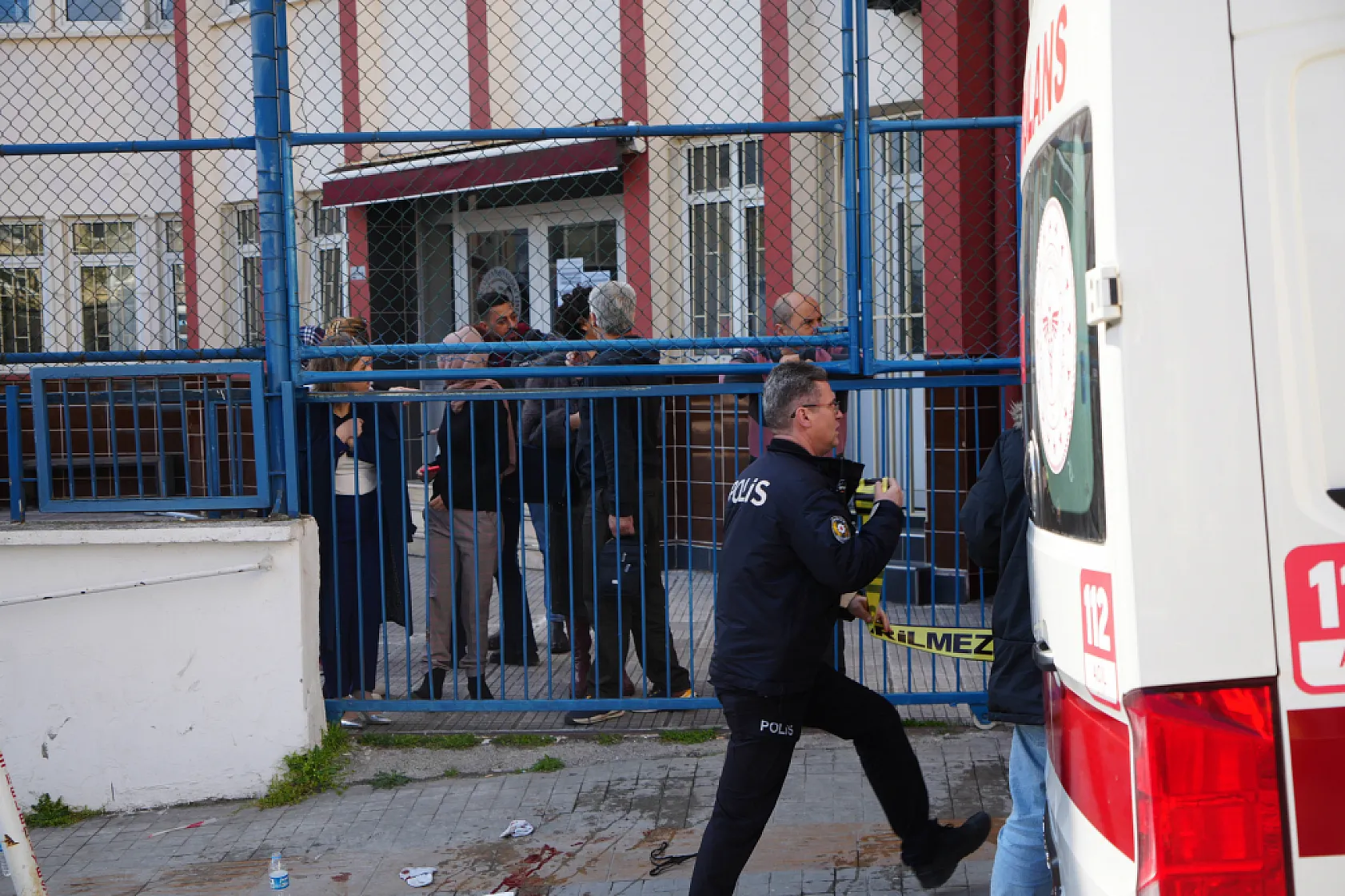 Okul önünde silahlı hesaplaşma: 2 kişi yaralandı