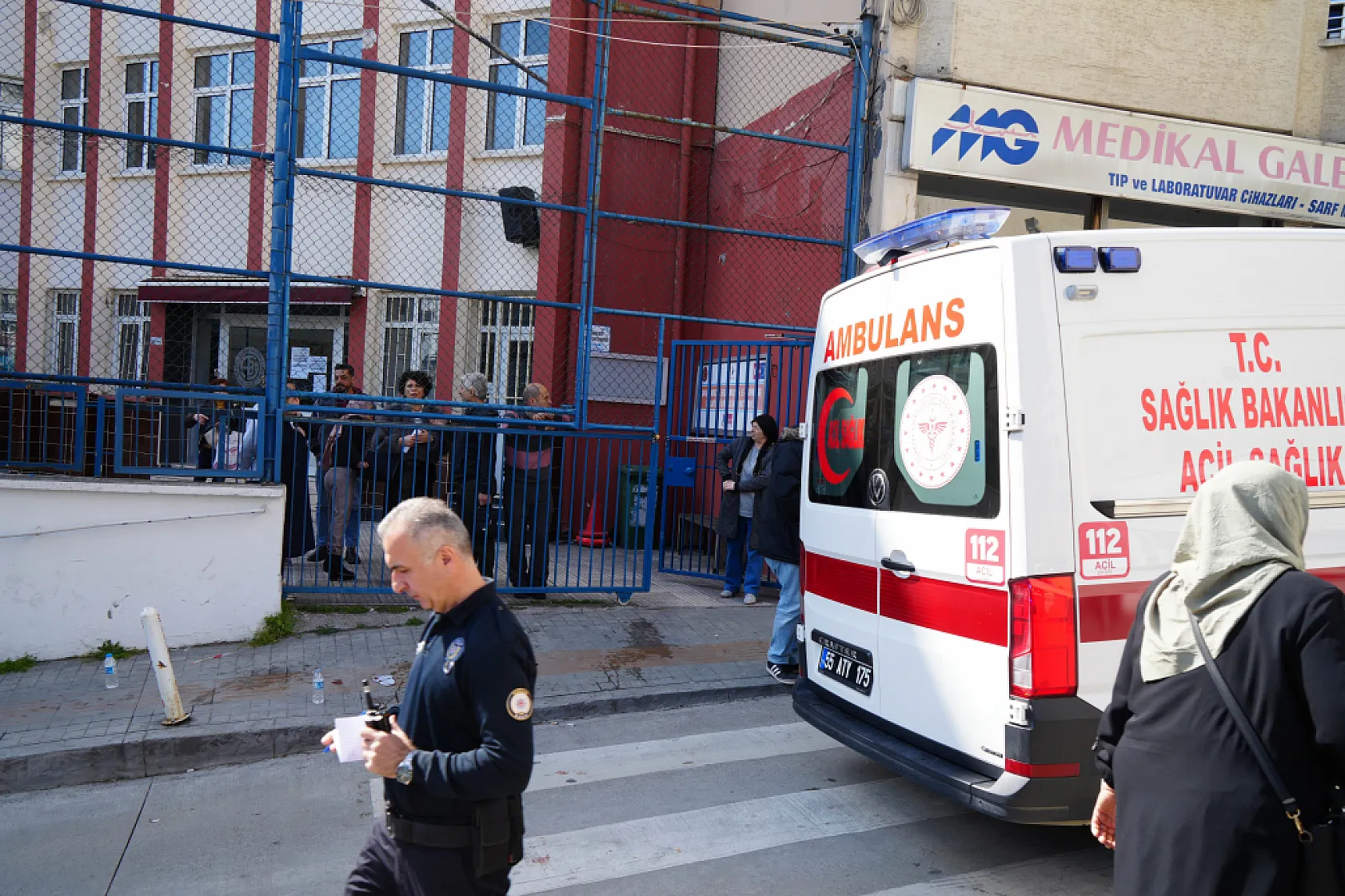 Okul önünde silahlı hesaplaşma: 2 kişi yaralandı