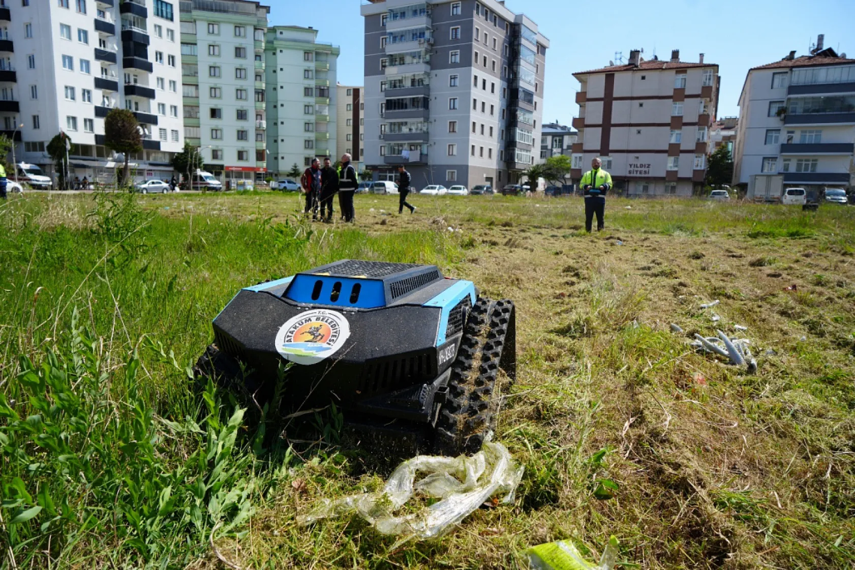 Çimleri artık robotlar biçiyor: 6 kişilik işi 2 robot yapıyor