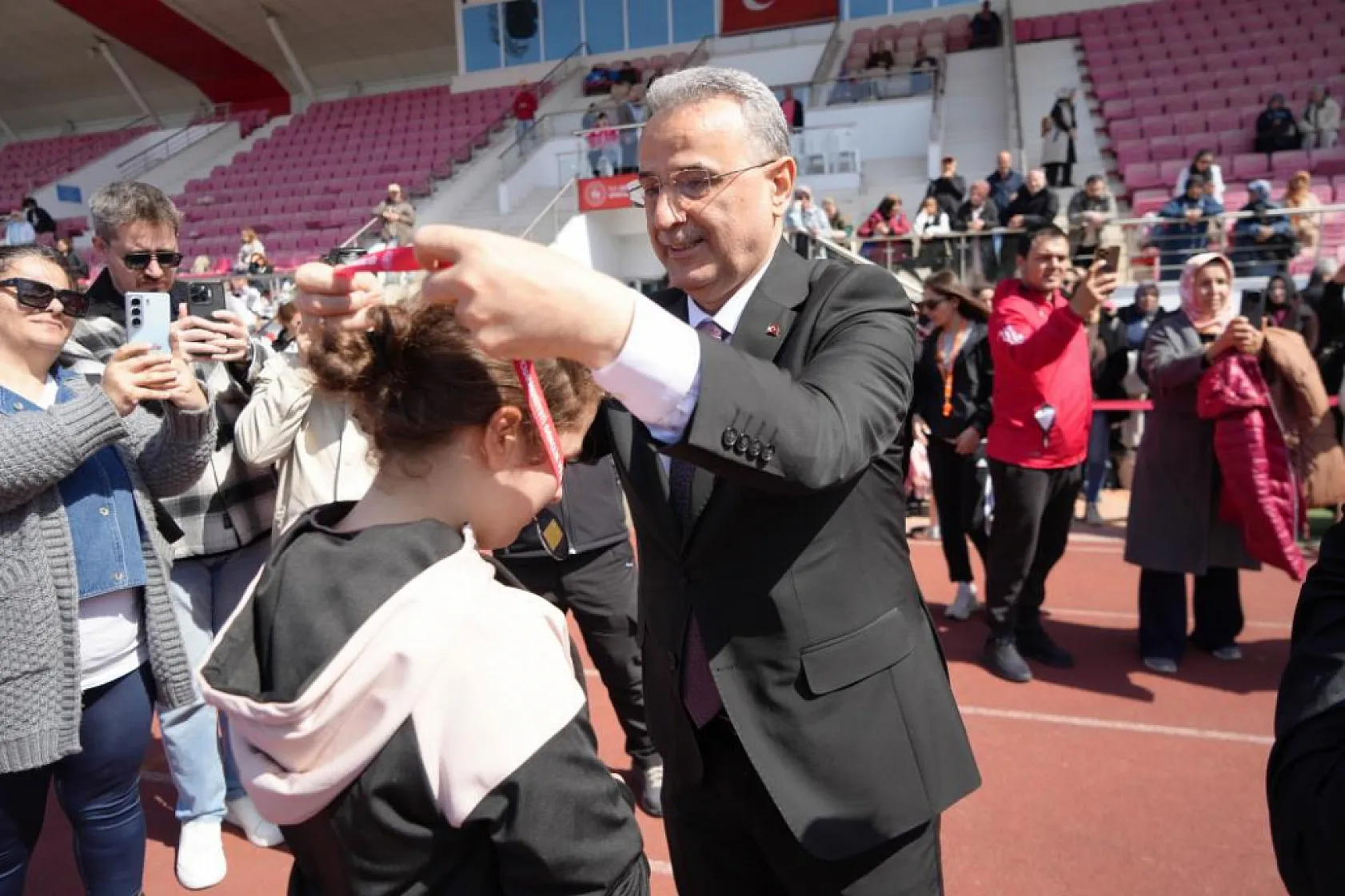 Samsun'da 'özel' şampiyona! 54 ilden bin sporcu piste çıktı...