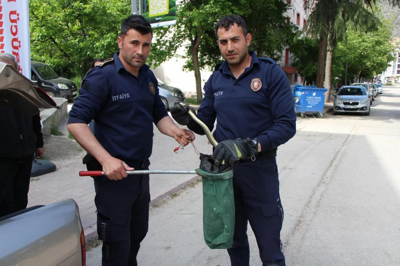 Amasya'da otomobilde yılan paniği: 1,5 metrelik yılan itfaiye tarafından çıkarıldı
