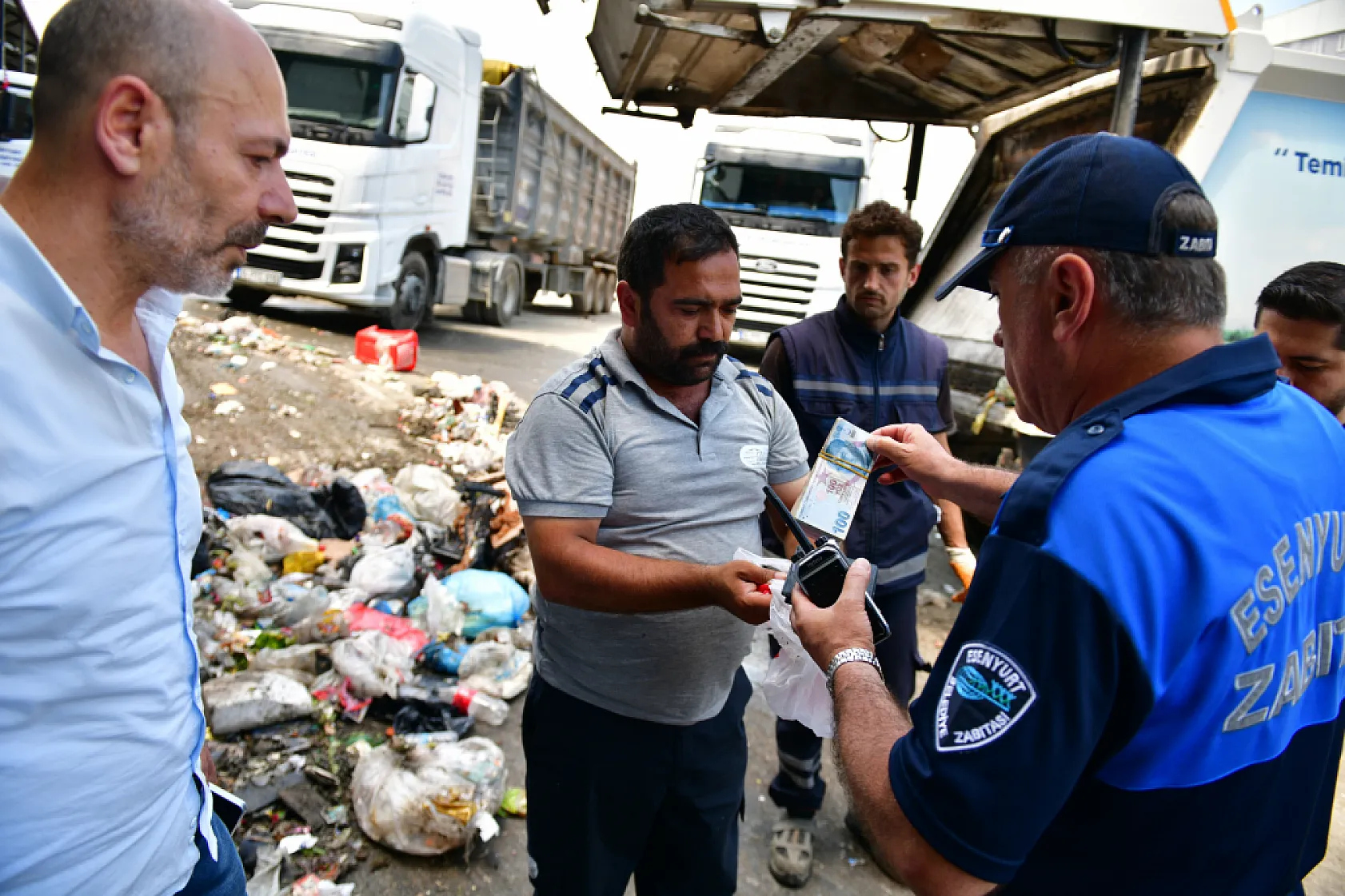 Temizlik personeli çöpe atılan 35 bin TL için seferber oldu