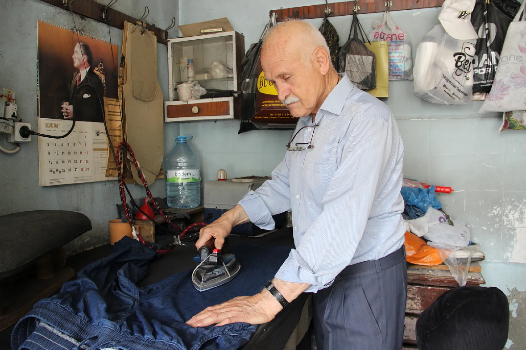 59 yıldır iğne ve iplikle hayatını kazanıyor