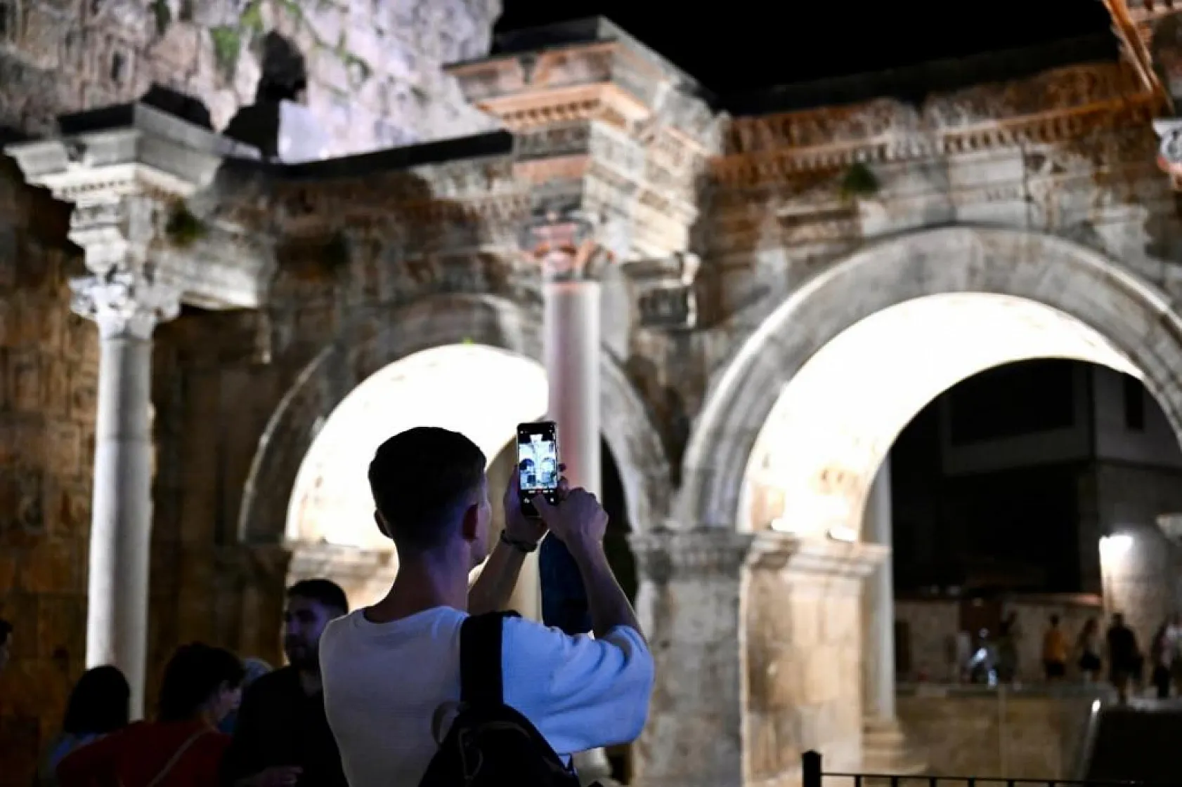 Antalya'nın simge yapısı Üçkapılar gece de ışıldayacak