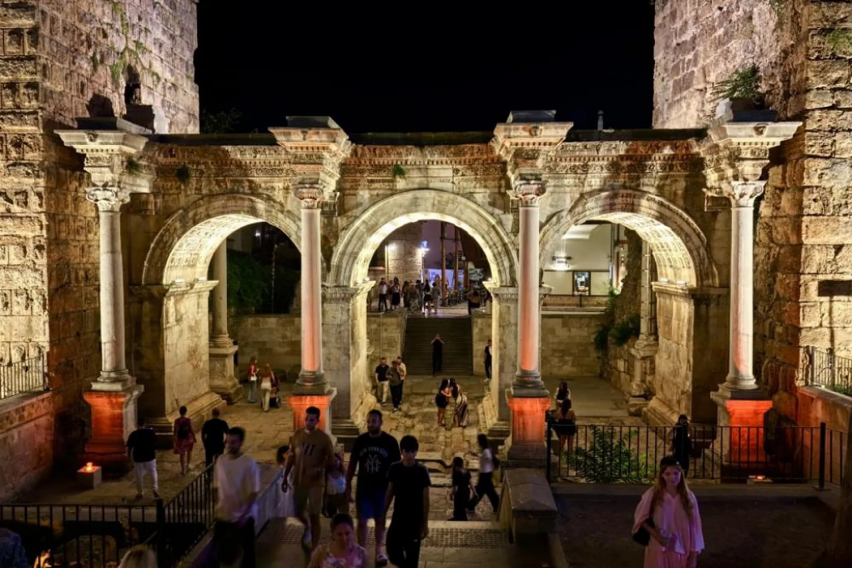 Antalya'nın simge yapısı Üçkapılar gece de ışıldayacak