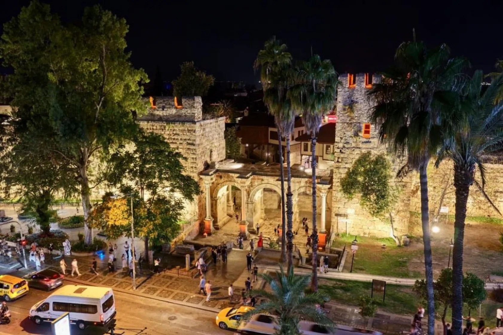 Antalya'nın simge yapısı Üçkapılar gece de ışıldayacak