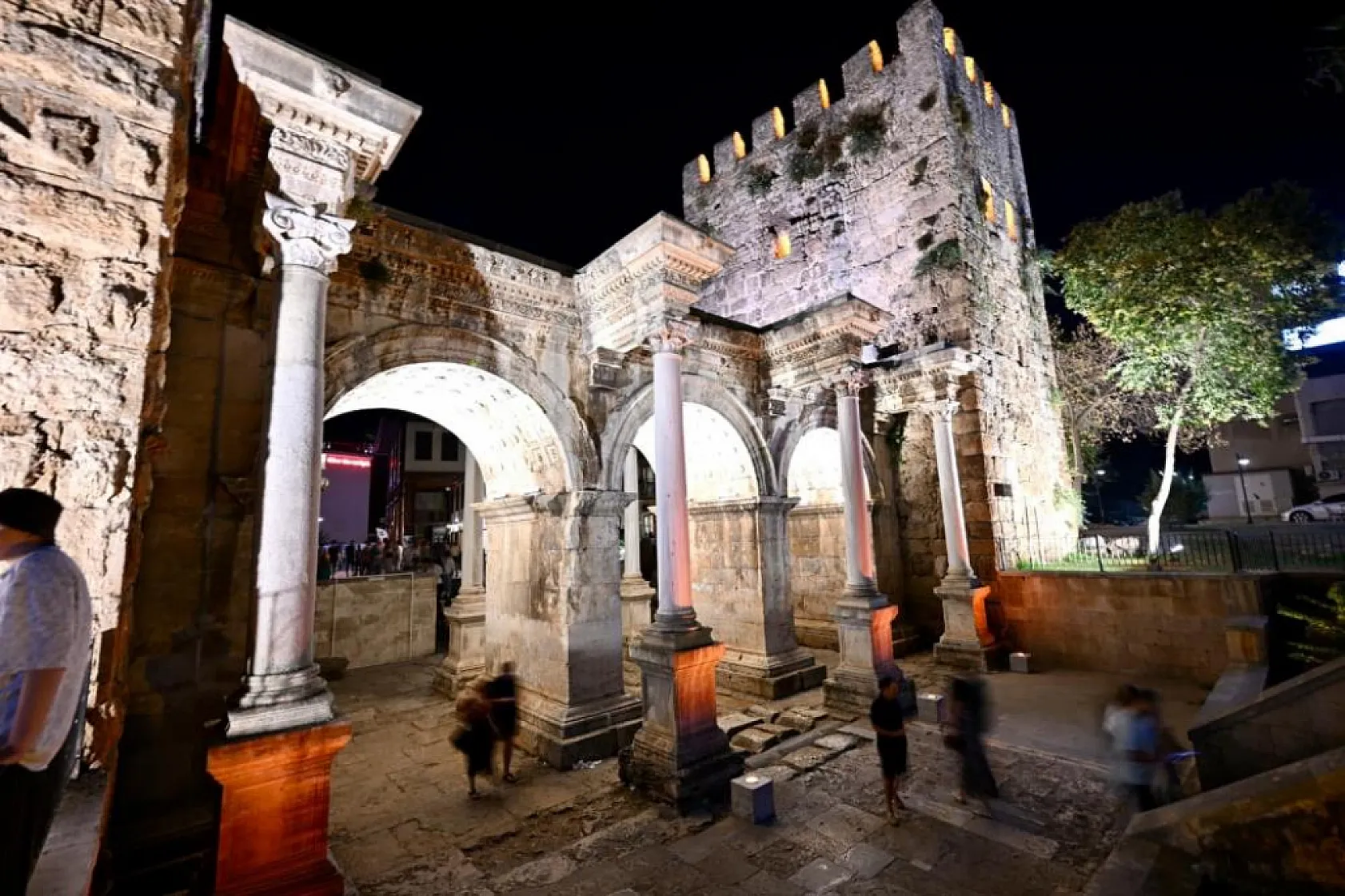 Antalya'nın simge yapısı Üçkapılar gece de ışıldayacak