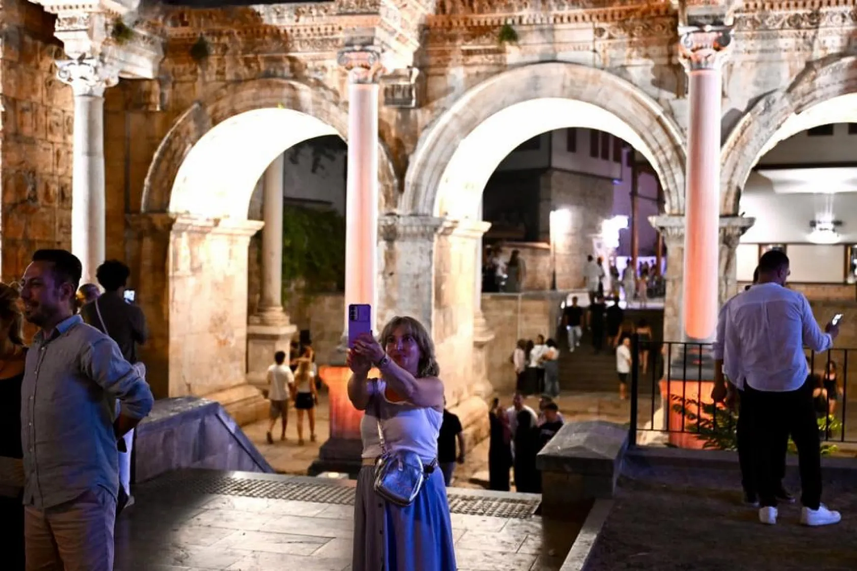 Antalya'nın simge yapısı Üçkapılar gece de ışıldayacak