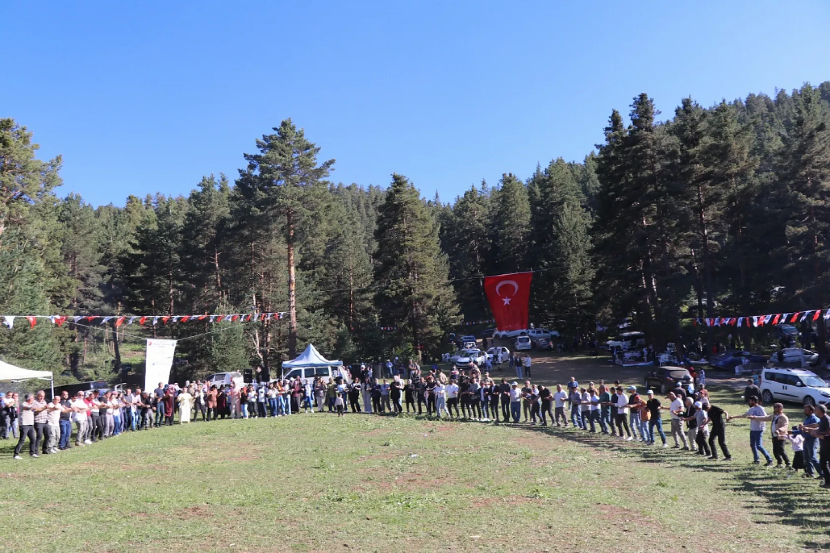 Karnavas Dut Pekmezi Festivali'nde çocuklar parmakla pekmez yemek için yarıştı